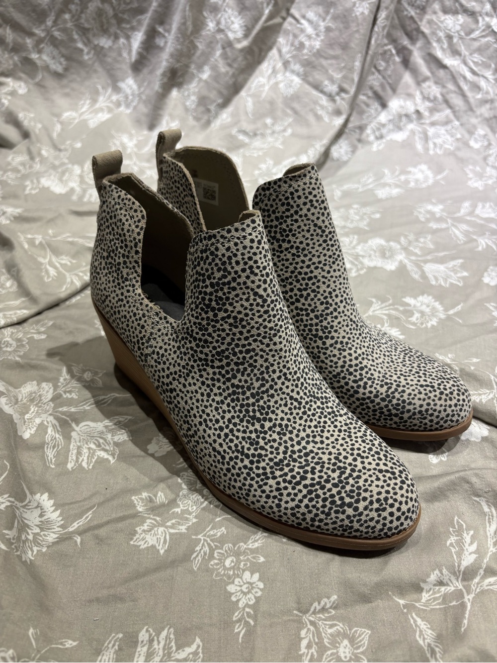 Tom’s ivory black animal print dots wedge boots booties 9